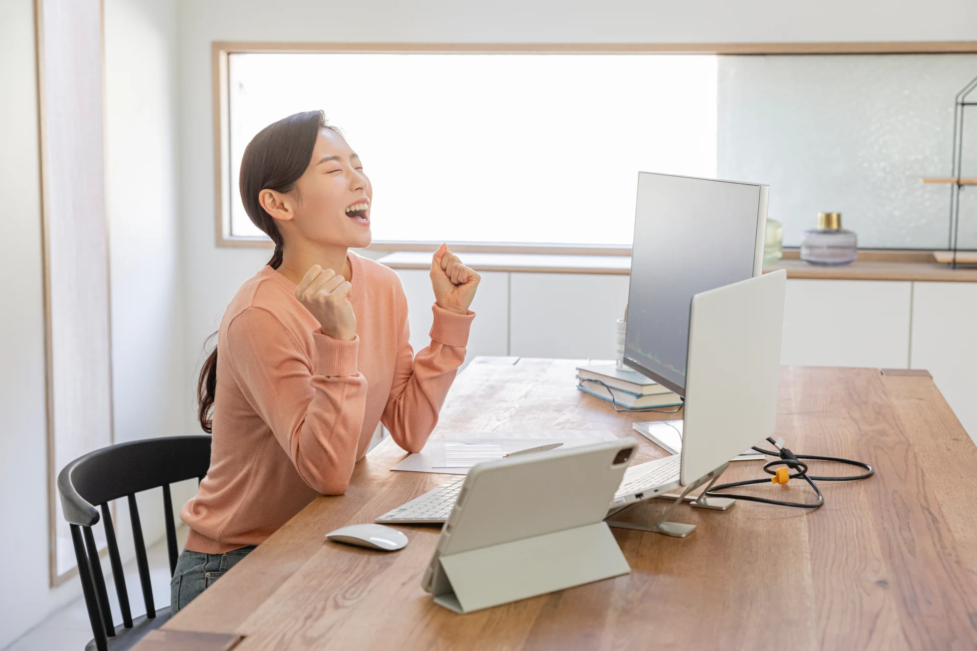 릴트리거와 함께 성공적인 마케팅 결과로 기뻐하는 고객