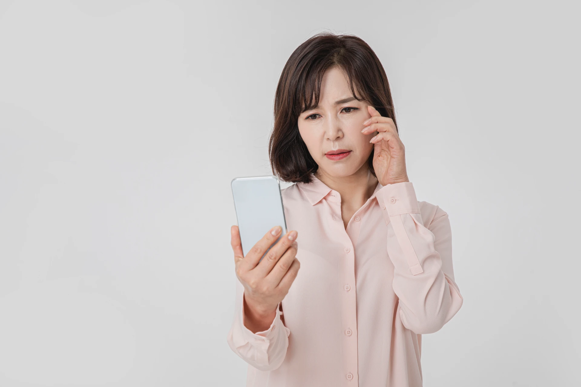 스마트폰을 보며 막막해하는 표정의 한국인 사장님